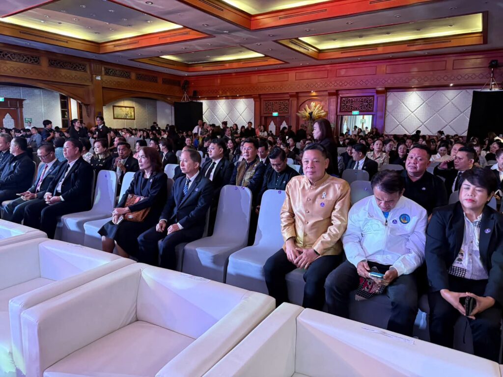 “นายกศรีชัย-ปลัดสุพจน์”รับโล่ดีเด่นด้านการศึกษาดี 3